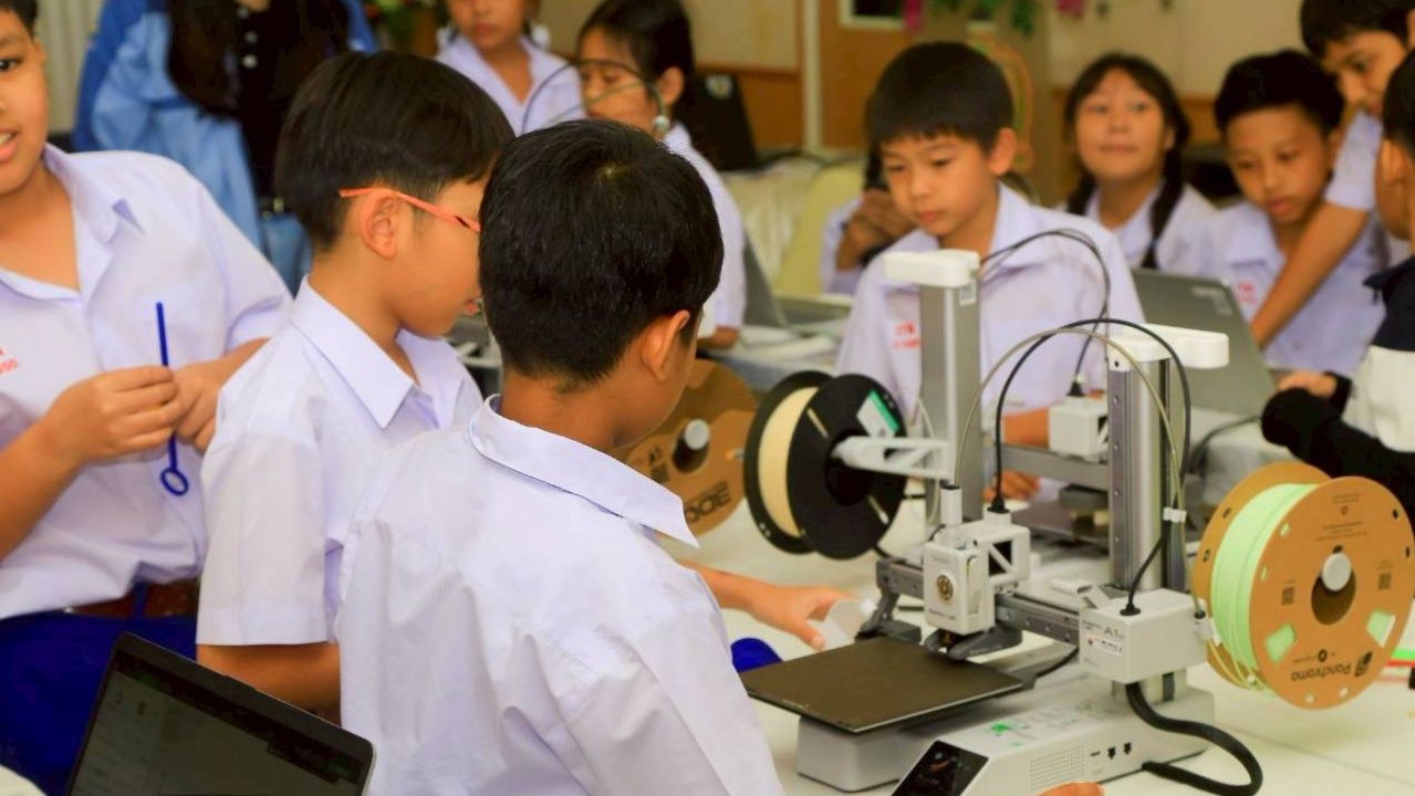 新泰国进步党副主席引入移动STEMLAB让学生体验先进技术学习