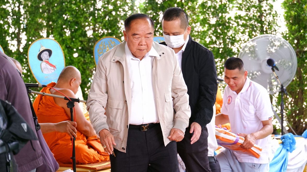“叔叔普拉威特” 参与大城府庙的结缘施舍仪式 赞许“阿努廷政府”走对了路