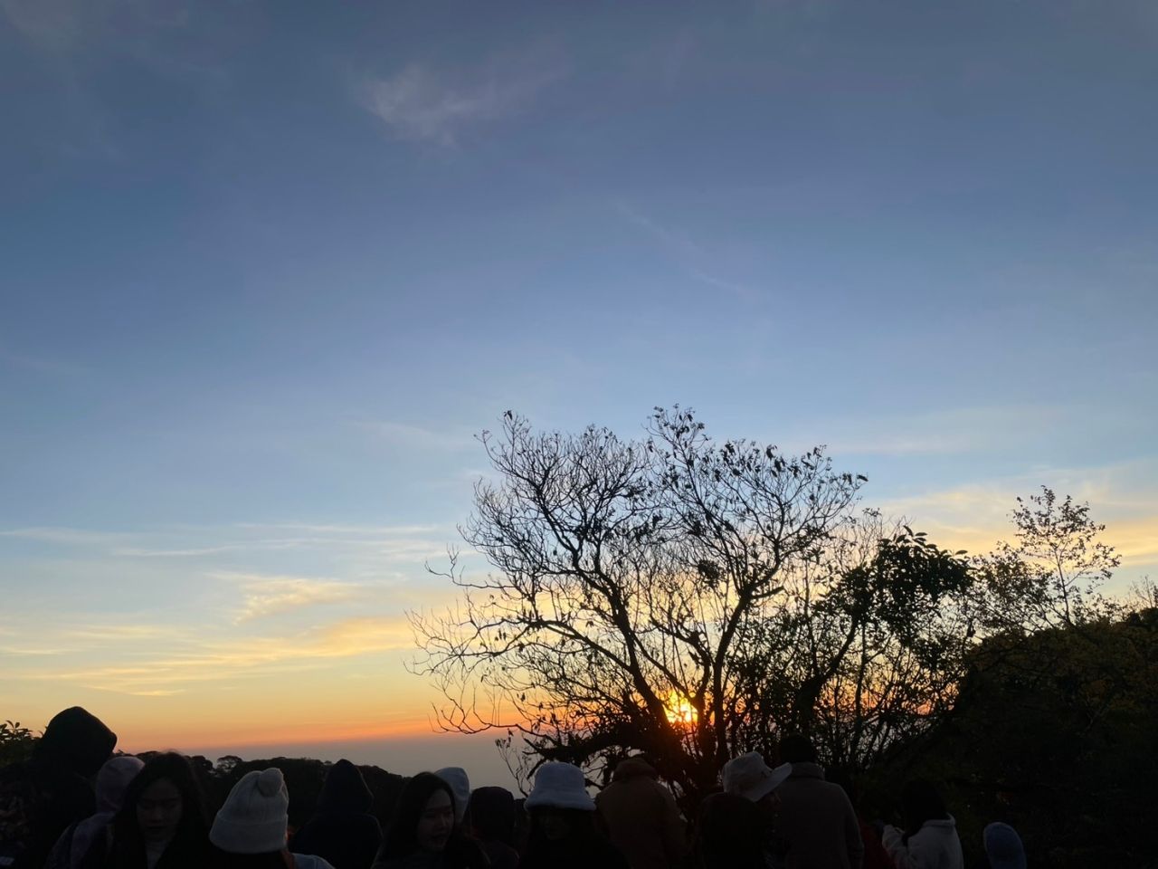 长假繁忙，逾万人游客涌上因他农山欣赏寒风