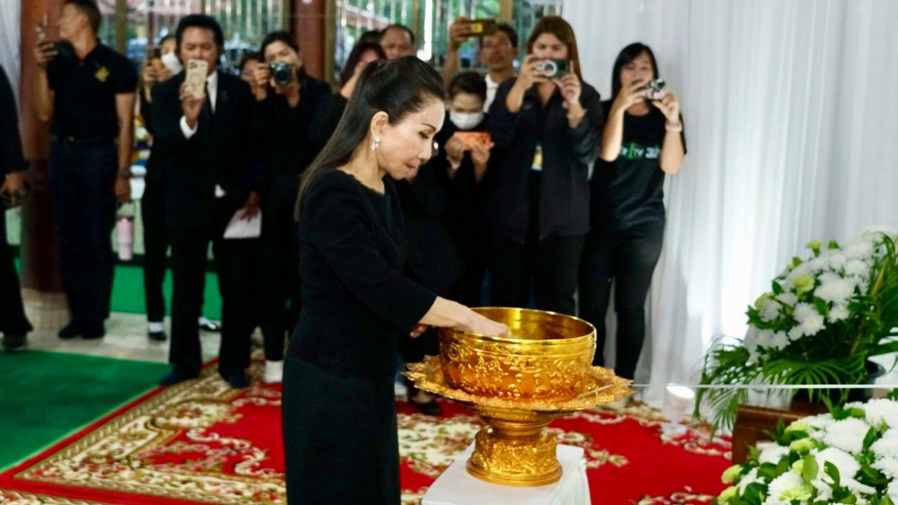 甘查娜致敬亡灵并鼓励“欧姆军士”家属,感谢为保卫泰国土地而牺牲生命