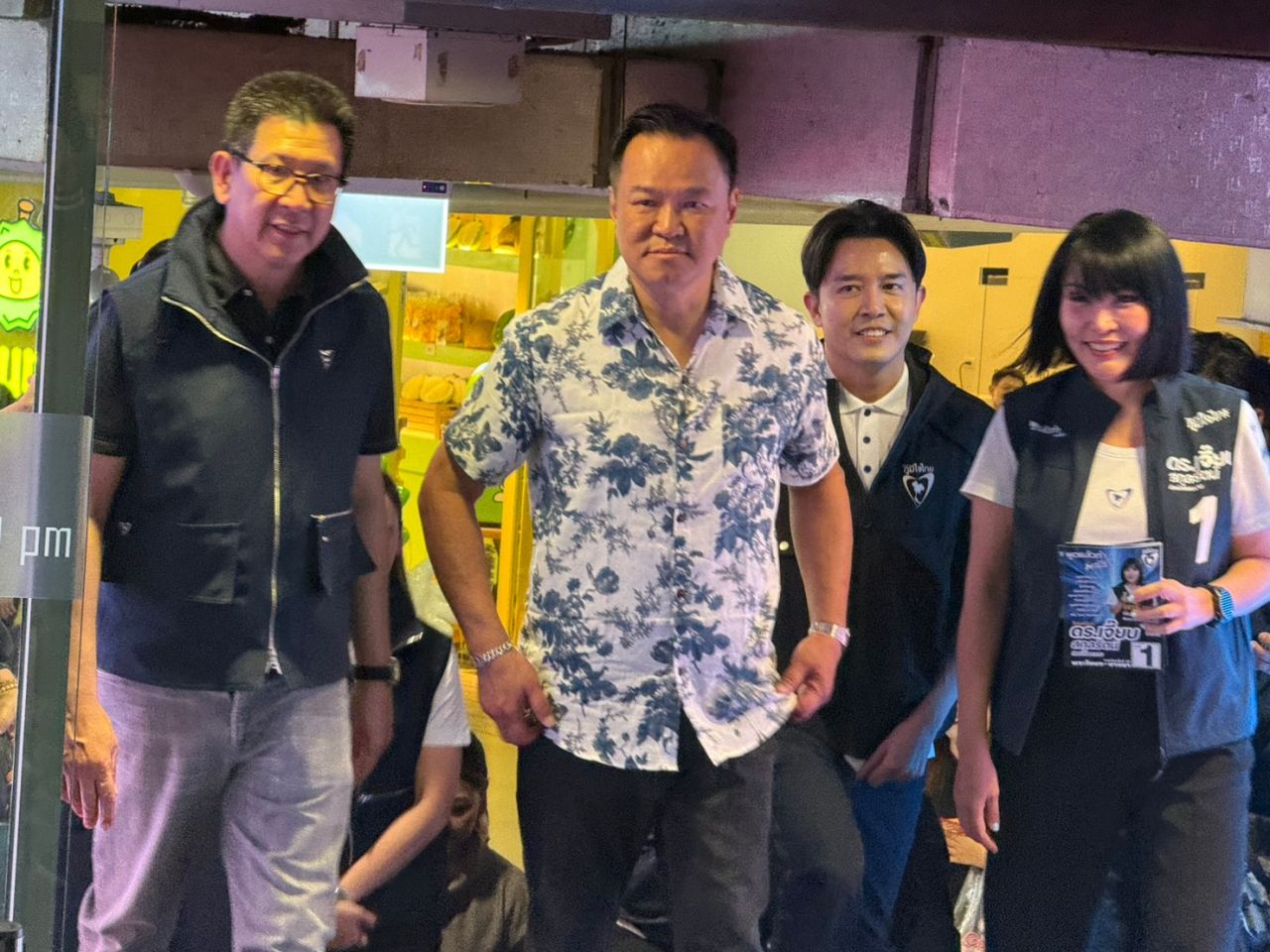 “阿努廷”乘坐轻轨进军暹罗 领导为泰自豪党竞选 民众纷纷拍照 今晚继续前往耀华力