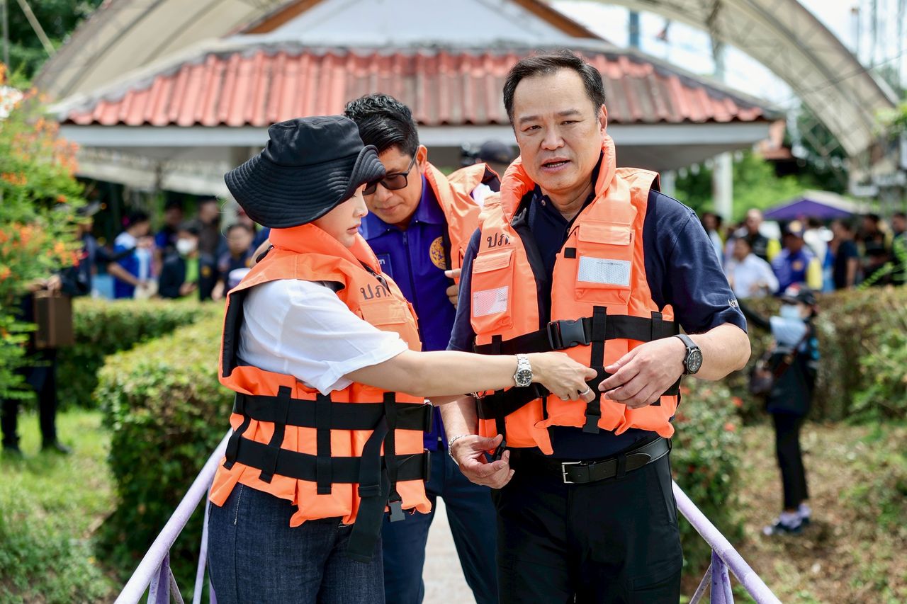 总理偕夫人乘船视察大洪水抢荷叶 坦言本人比电视上帅