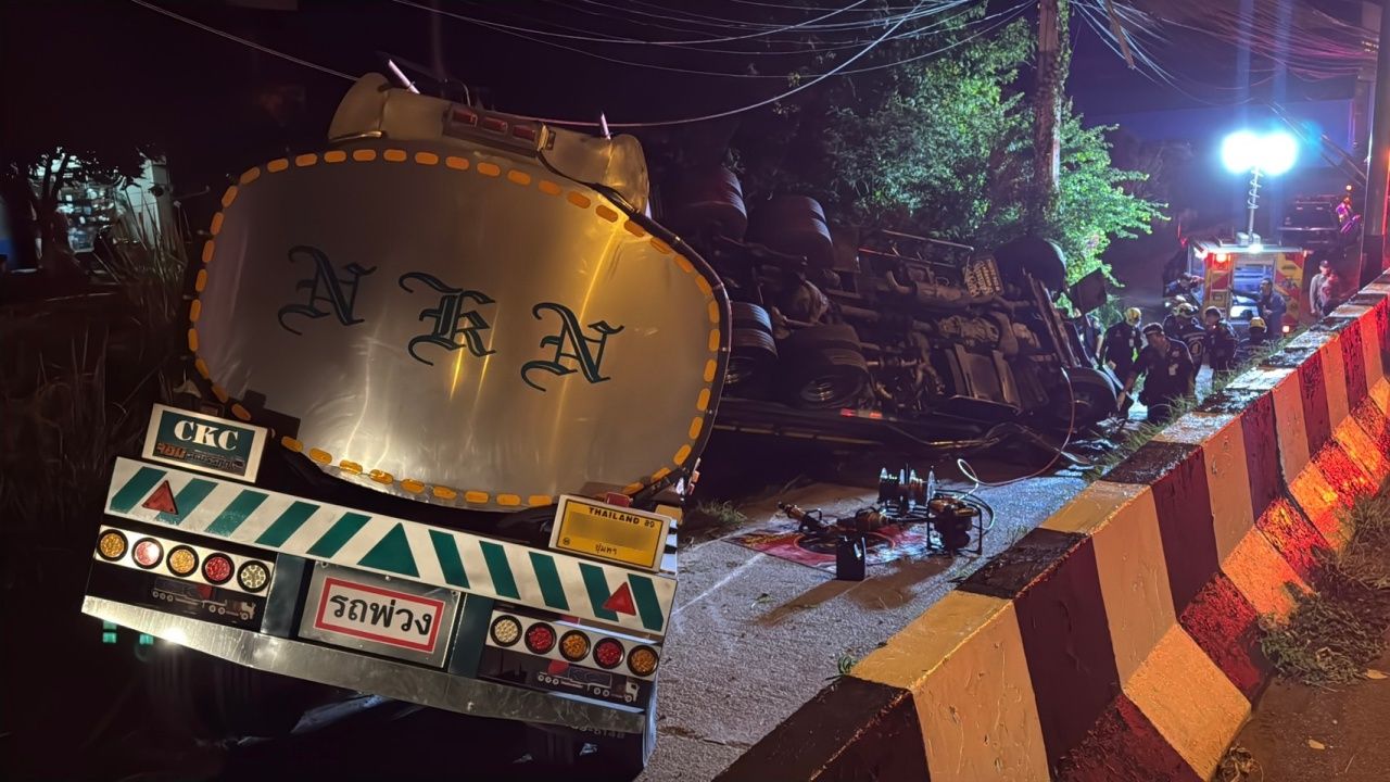 春蓬男子驾驶食用油卡车在碧武里佩乐卡线道路旁因睡着撞电线杆 2人死亡