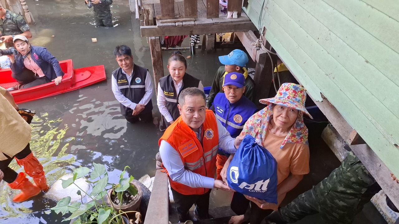 新任巴吞他尼府长深入洪水地区视察，帮助居民并为工作人员打气