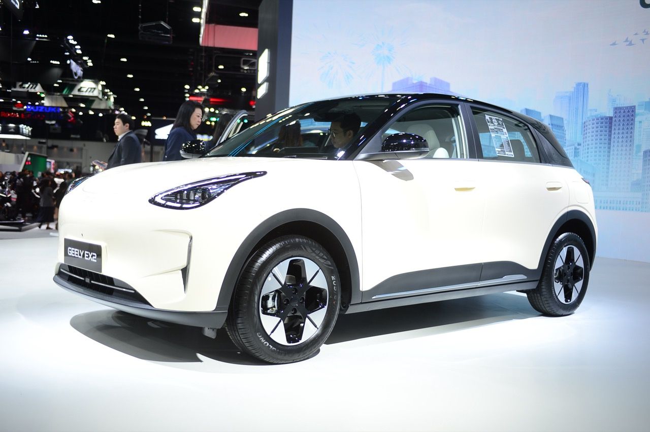 可爱的价格399,000泰铢 GEELY EX2 100%电动掀背车