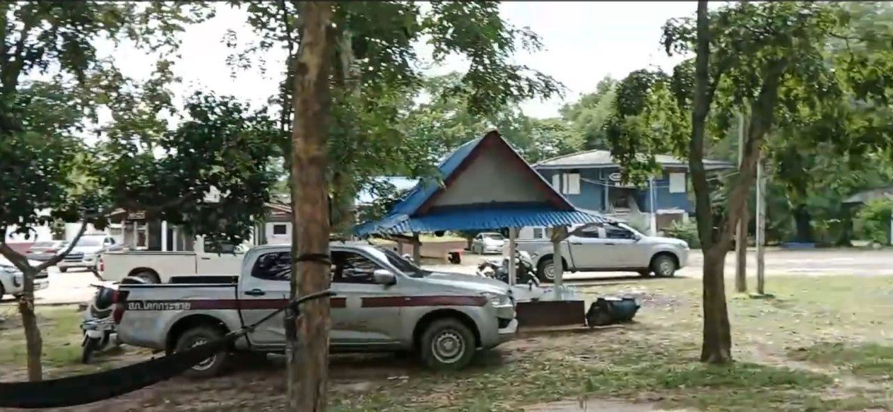 人群恐慌逃散，BM-21火箭弹落在武里南省科克克莱警局附近，局势紧张