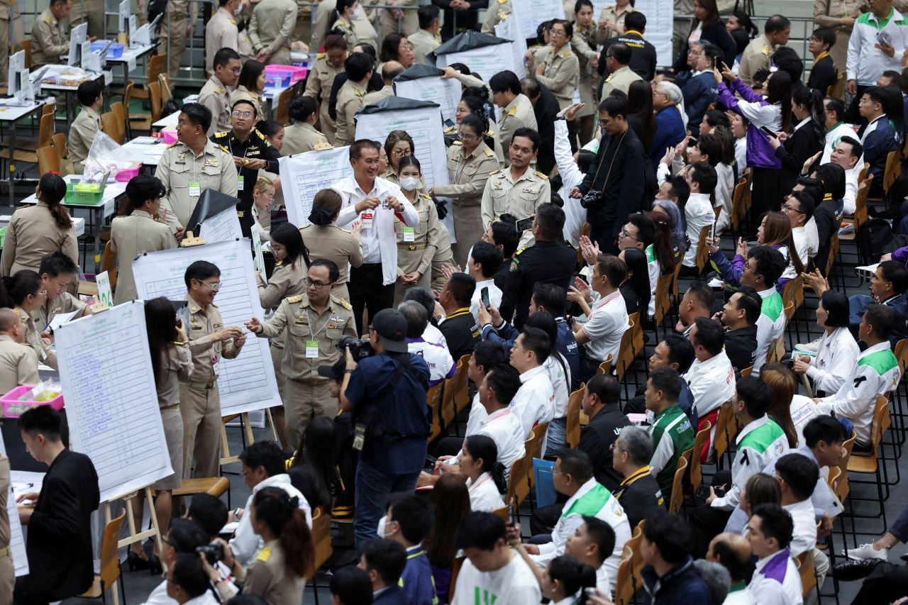支持者欢呼：期待曼谷心仪国会议员候选人抽签竞选编号