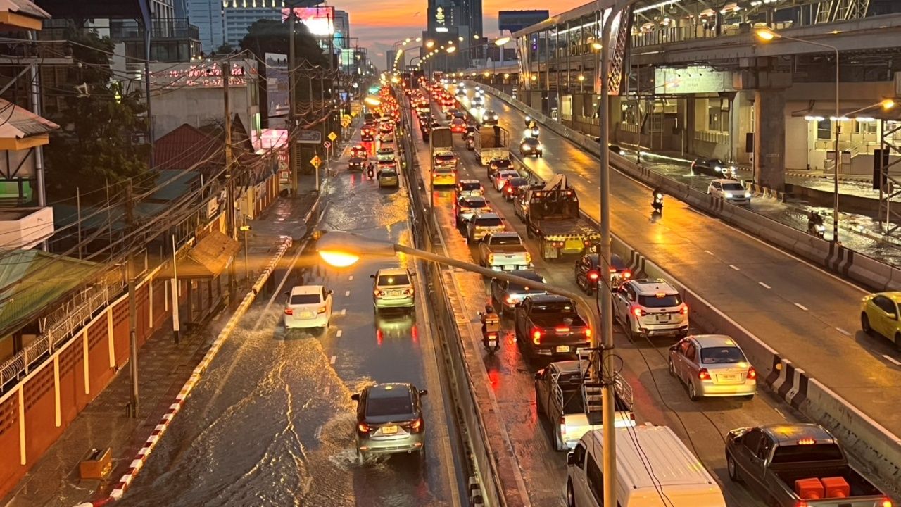 暴雨影响逾2小时，“暹逻大道”几近全线被淹，交通堵塞多处