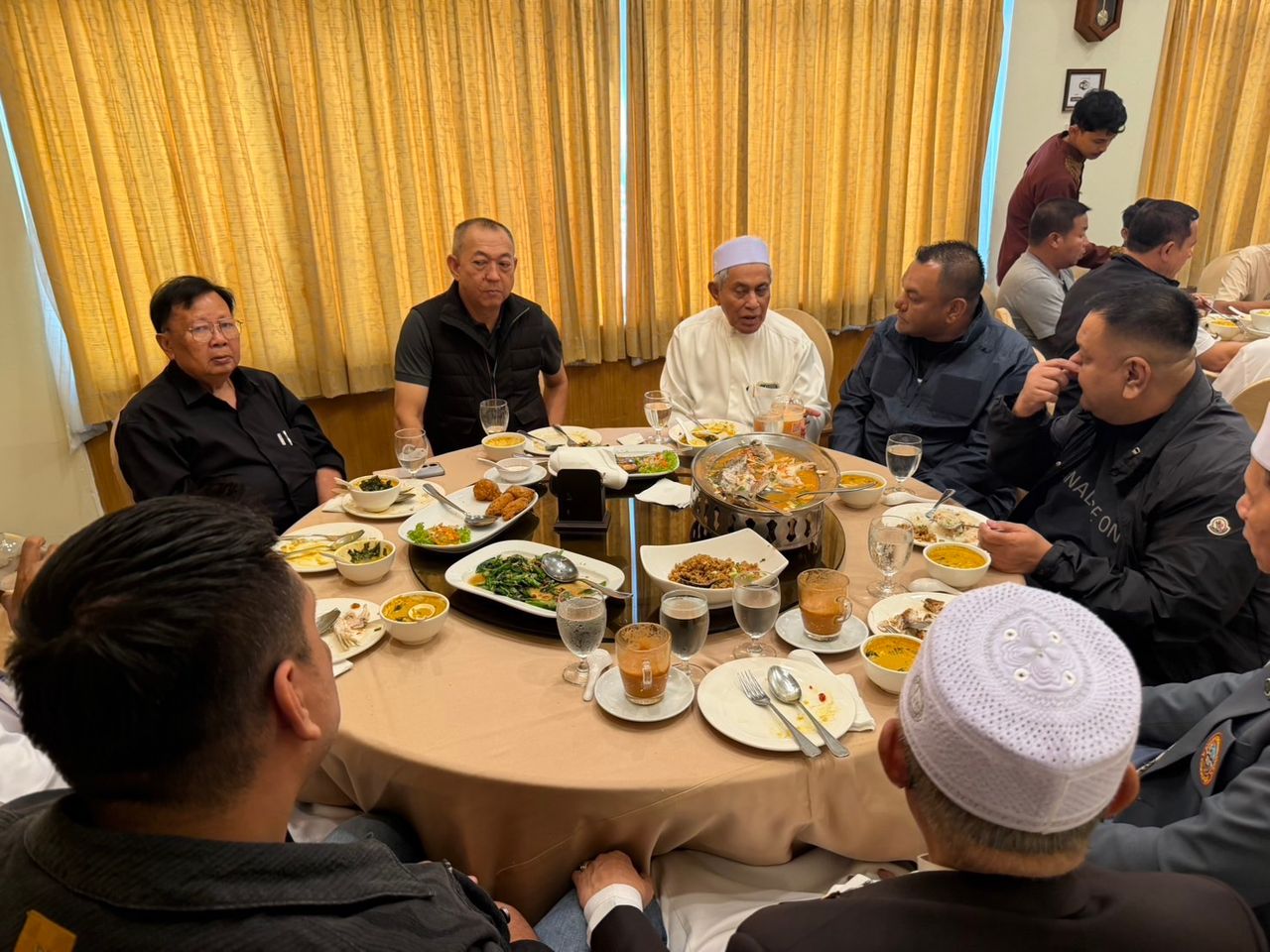 愉快的“阿敏-查仁猜”共进晚餐,明确信号加入信仰自由党