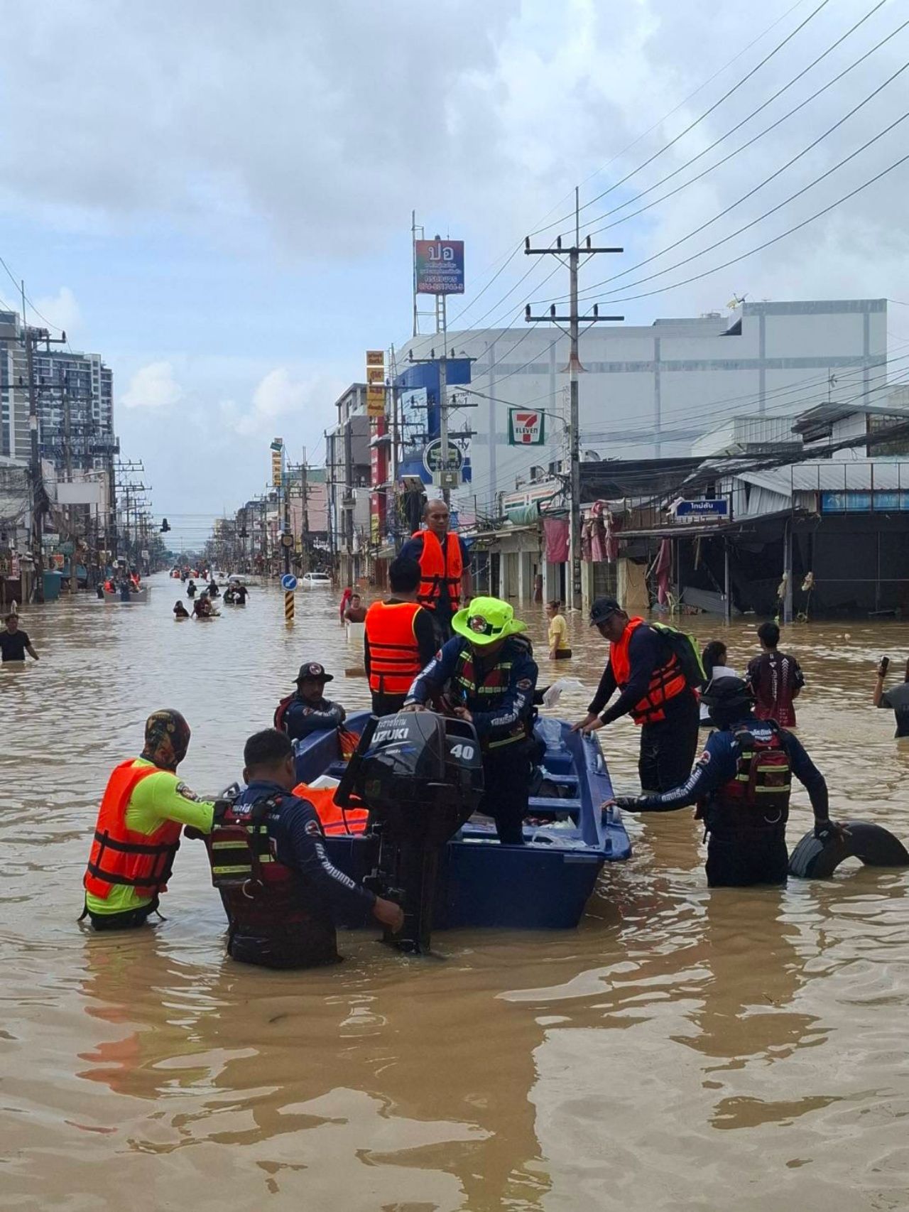 最新图片揭示合艾8区水位下降 居民自行涉水求助