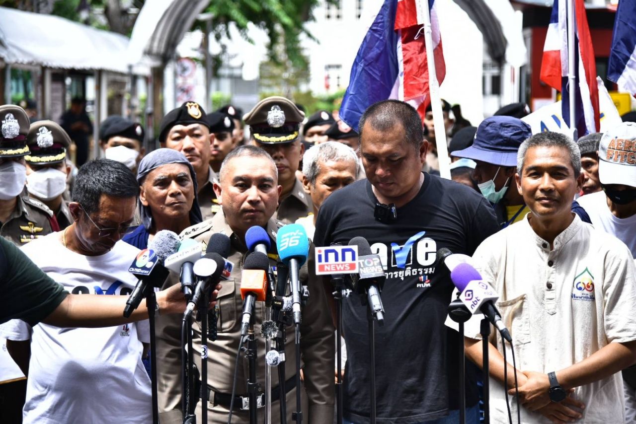 泰国改革学生和人民联盟提交信函给警察总长，敦促解雇两名警医，若未处理将施压
