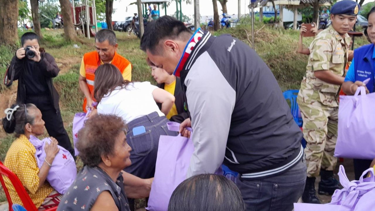 总理前往乌隆他尼市为洪水灾民提供救济袋