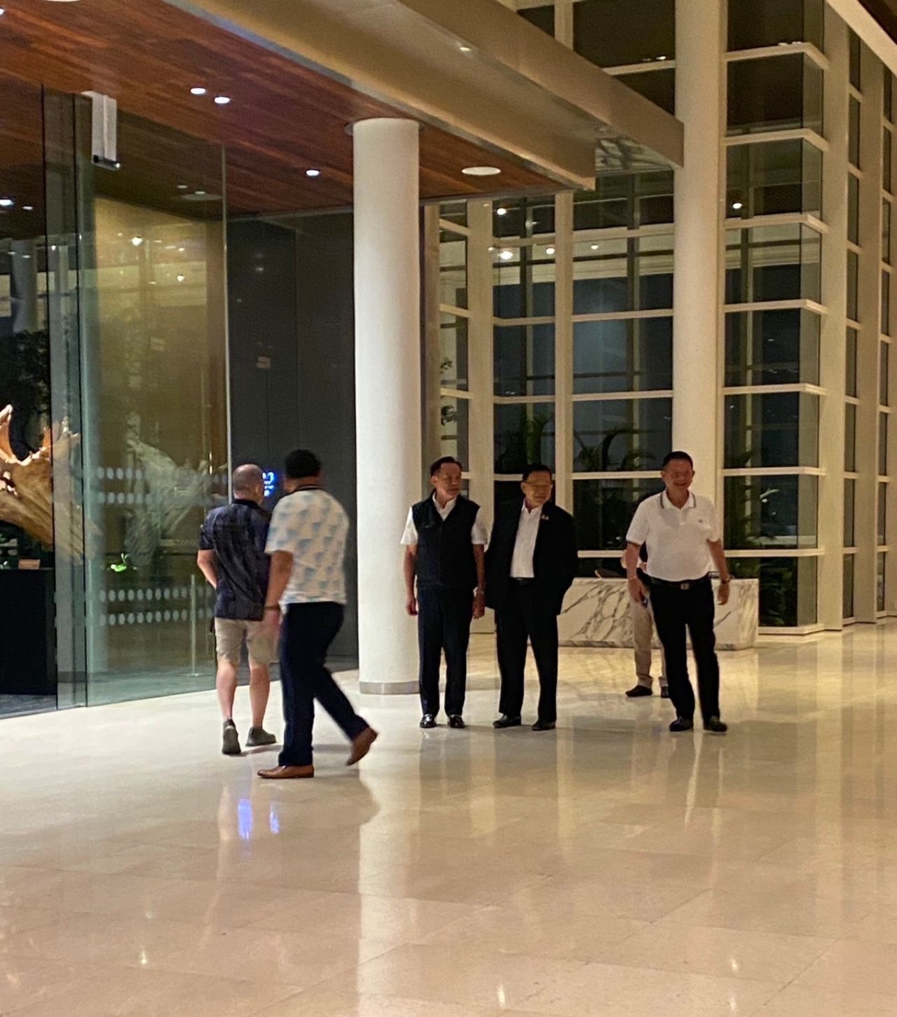 图片明确显示“阿努廷”达成协议，碧差汶府议员由人民力量党转入泰自豪党，增强英拉政府力量