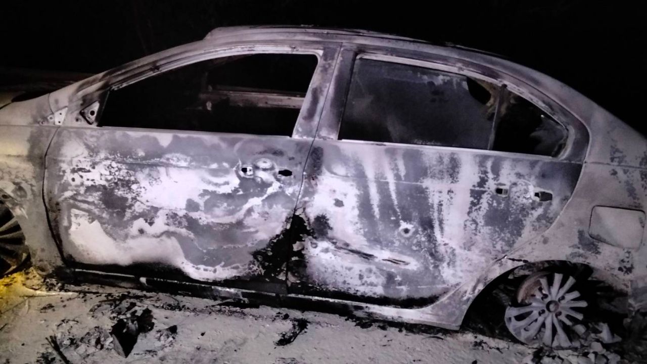 在清迈县彭海至麦冬路段发现起火的小轿车，车内发现神秘遗体，仅剩骨架