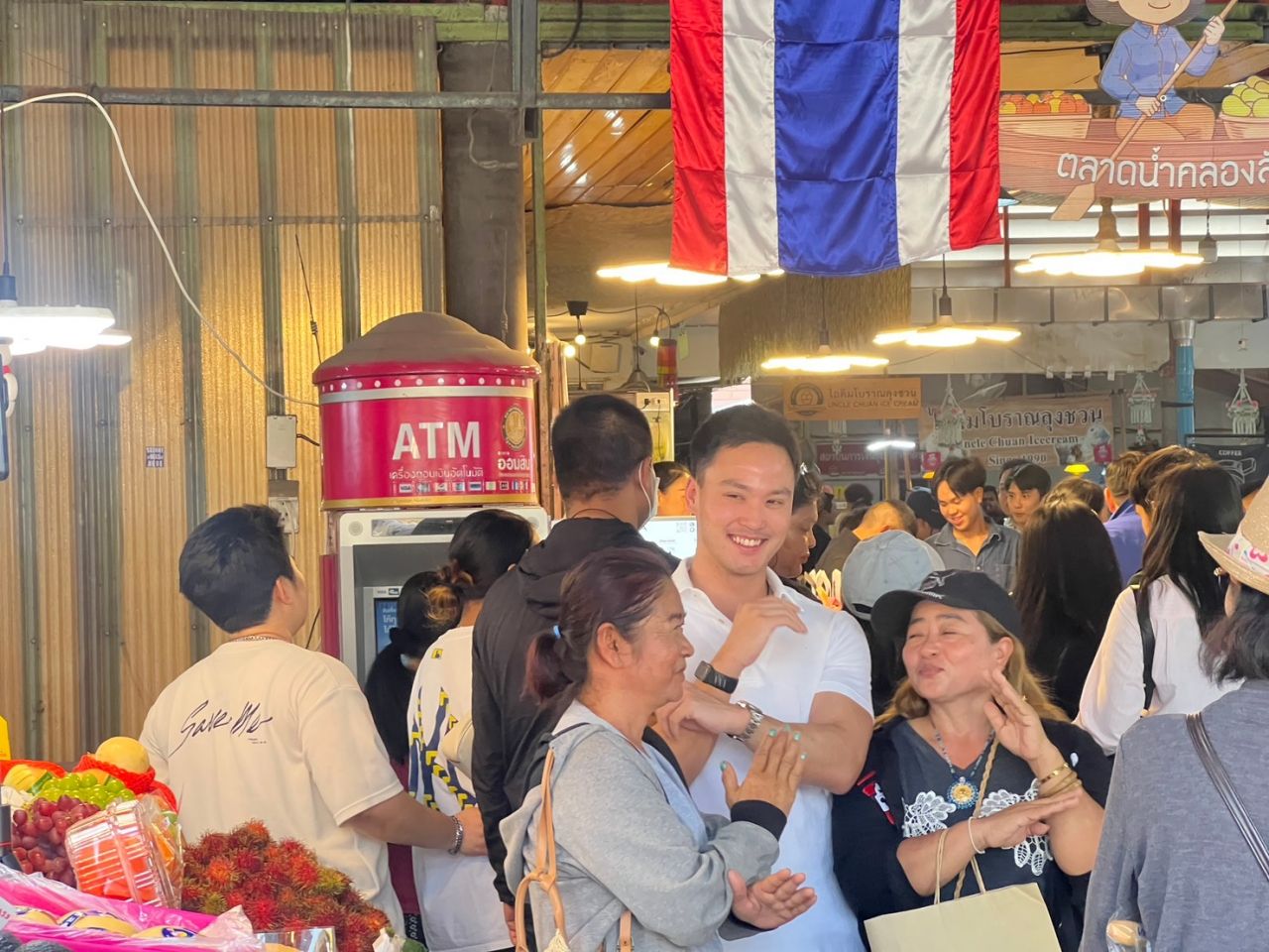 “阿努廷”携手“西哈萨”在孔隆达马延市场拉票，“佩克”前来助阵，人气不输父亲