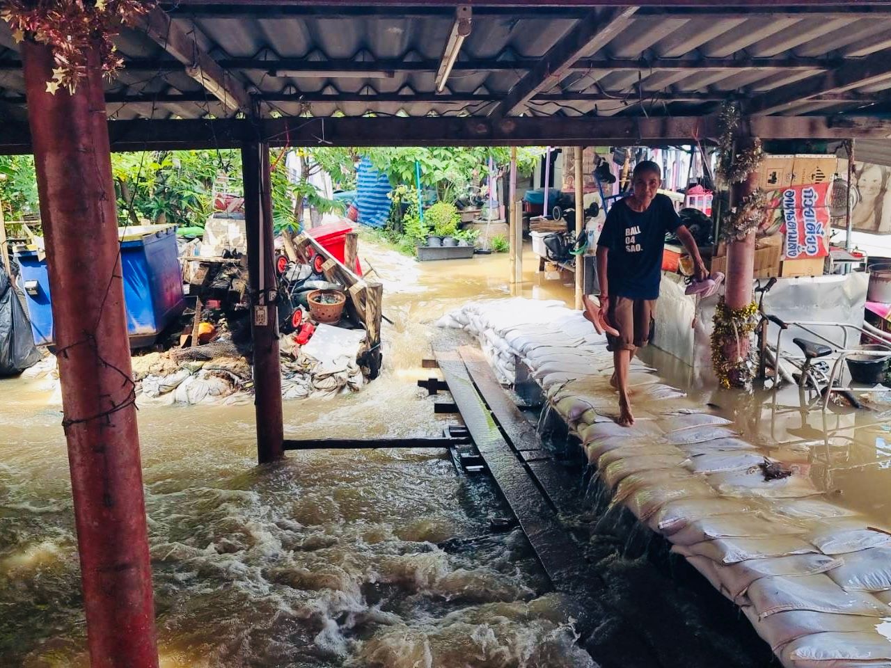 水无法阻挡，北榄府市政厅附近社区的洪水高达50厘米