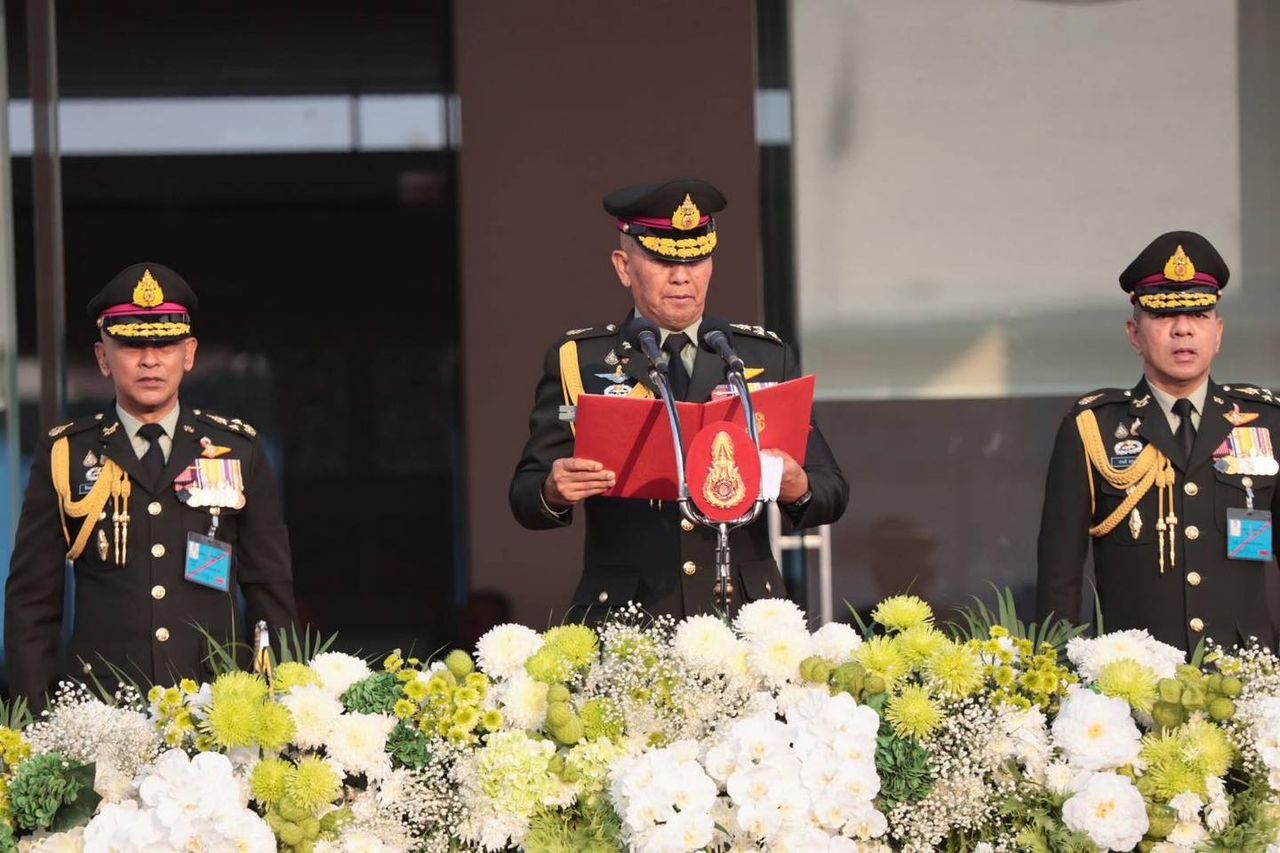 陆军司令主持陆军日阅兵仪式，宣誓保卫国家、宗教、君主和人民