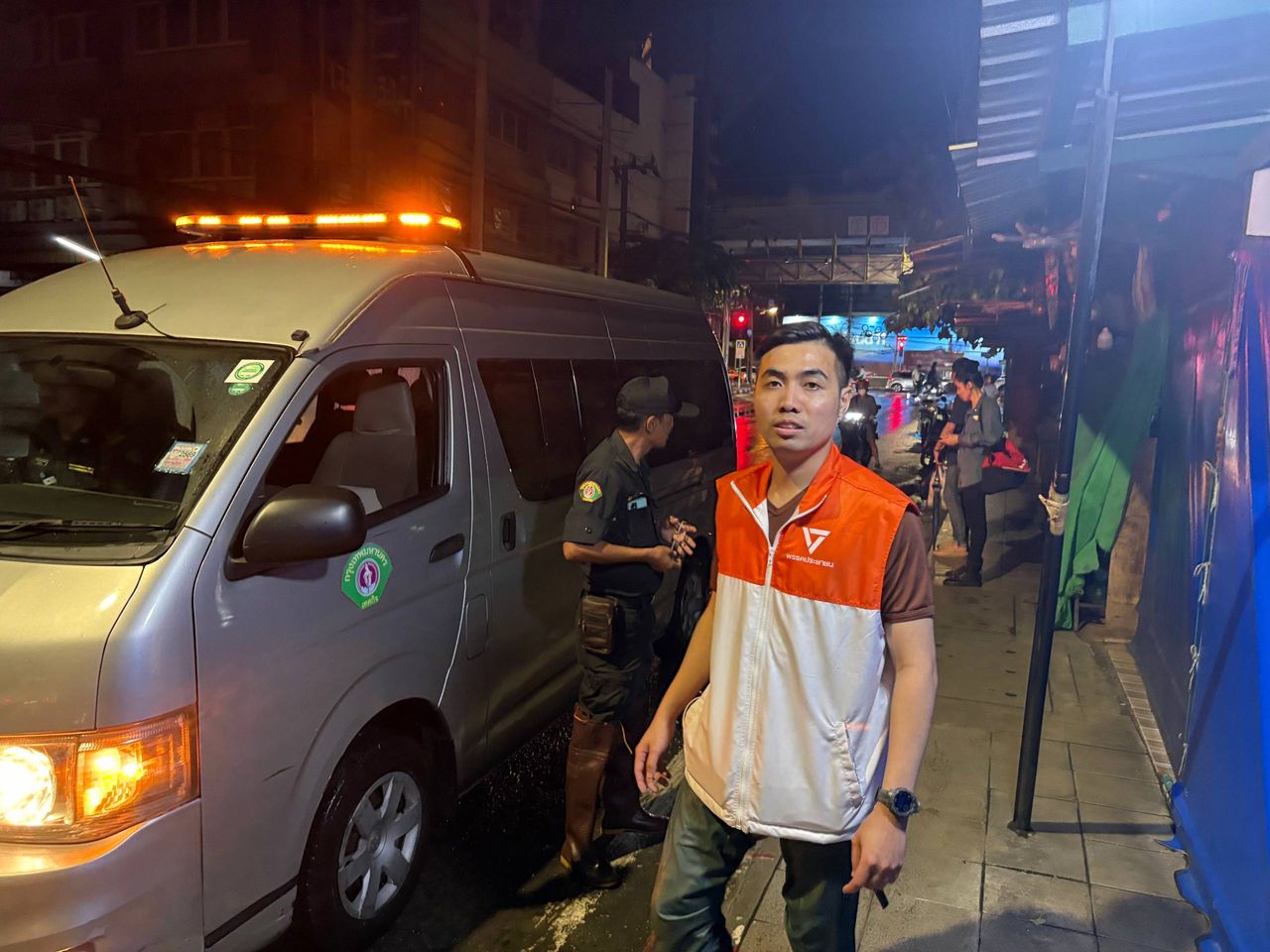 “披雅拉” 要求调查真相后发现沙袋导致昨夜素坤逸路严重积水