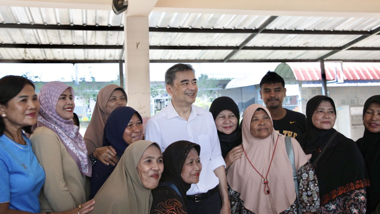 “阿披实” 探访合艾市灾民 催促政府推进“半半”第二阶段以帮助南部洪灾地区