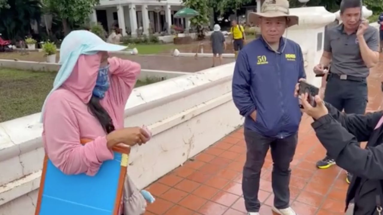 英格视察普民寺损失，摊贩突袭询问是否安好