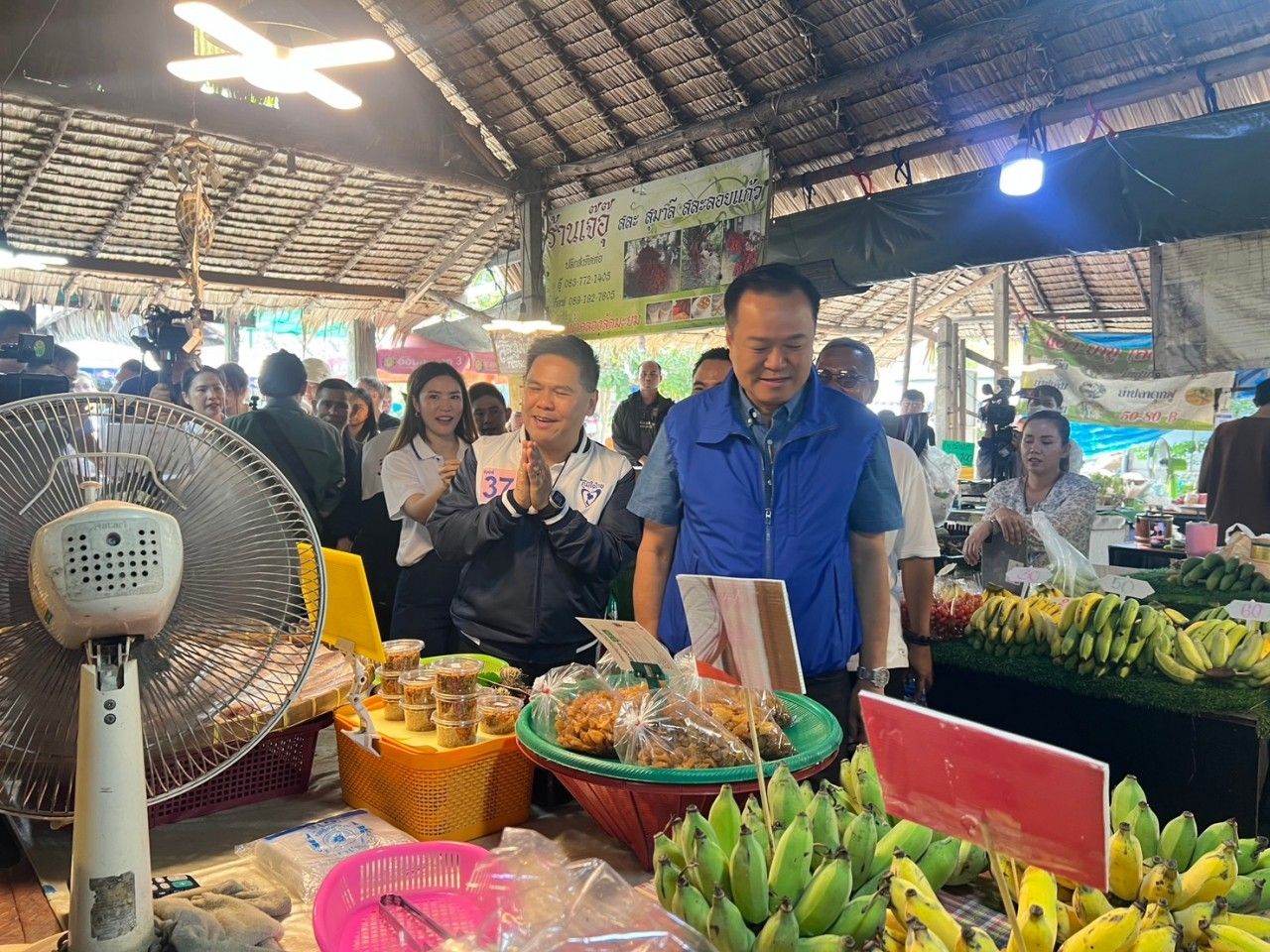 “阿努廷”携手“西哈萨”在孔隆达马延市场拉票，“佩克”前来助阵，人气不输父亲
