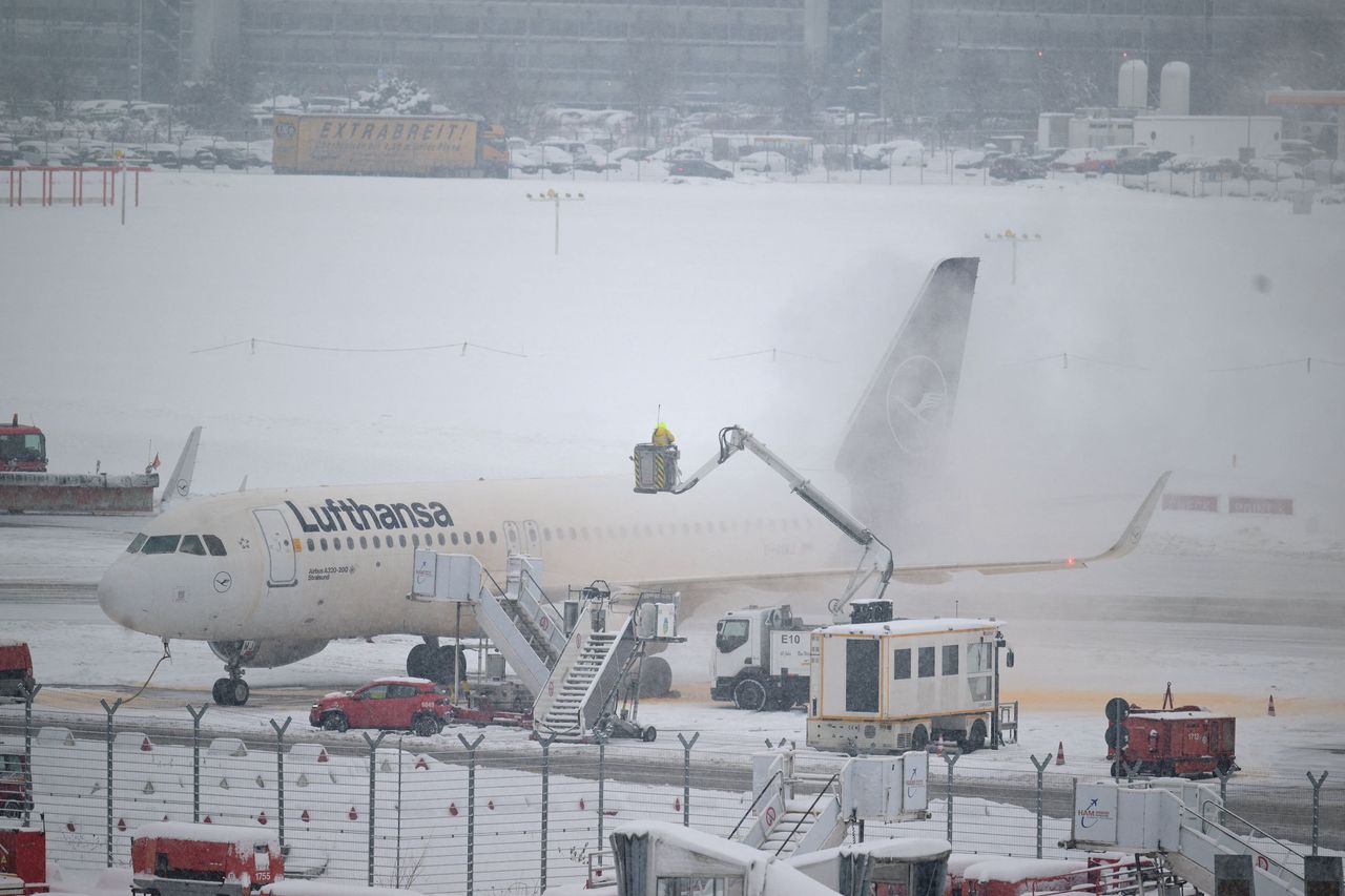 风暴袭击欧洲 数十万家庭停电 交通混乱-学校大范围关闭