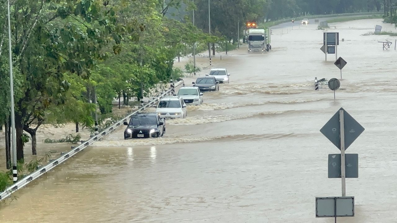 暴雨袭击巴吞府，宣布5个地区为灾区，急寻15岁失踪男孩
