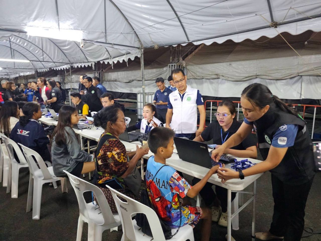 在武里南,加速撤离脆弱群体至避难中心确保安全