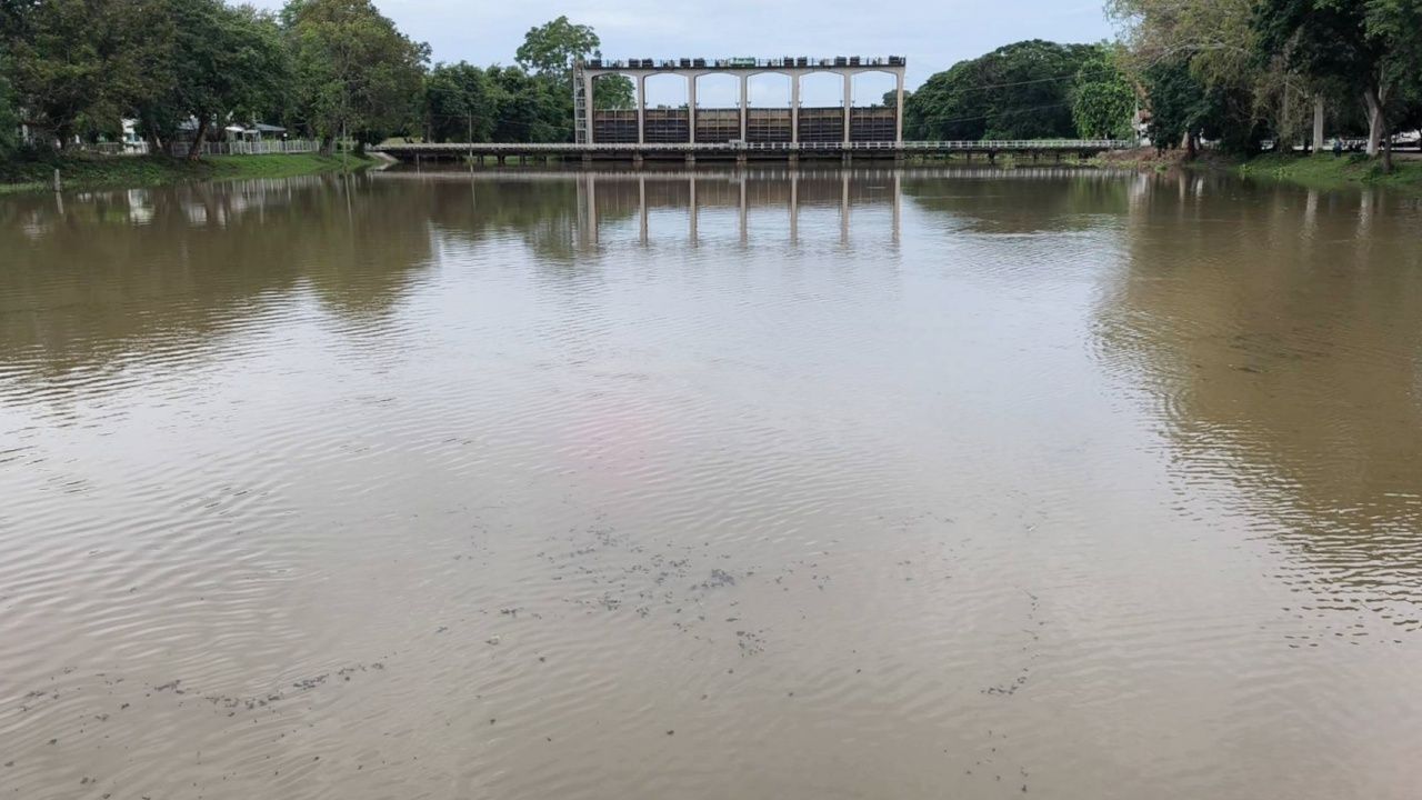 披迈县红旗警告洪水，因台风揭开水库溢流道