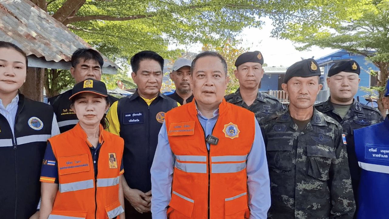 新任巴吞他尼府长深入洪水地区视察，帮助居民并为工作人员打气