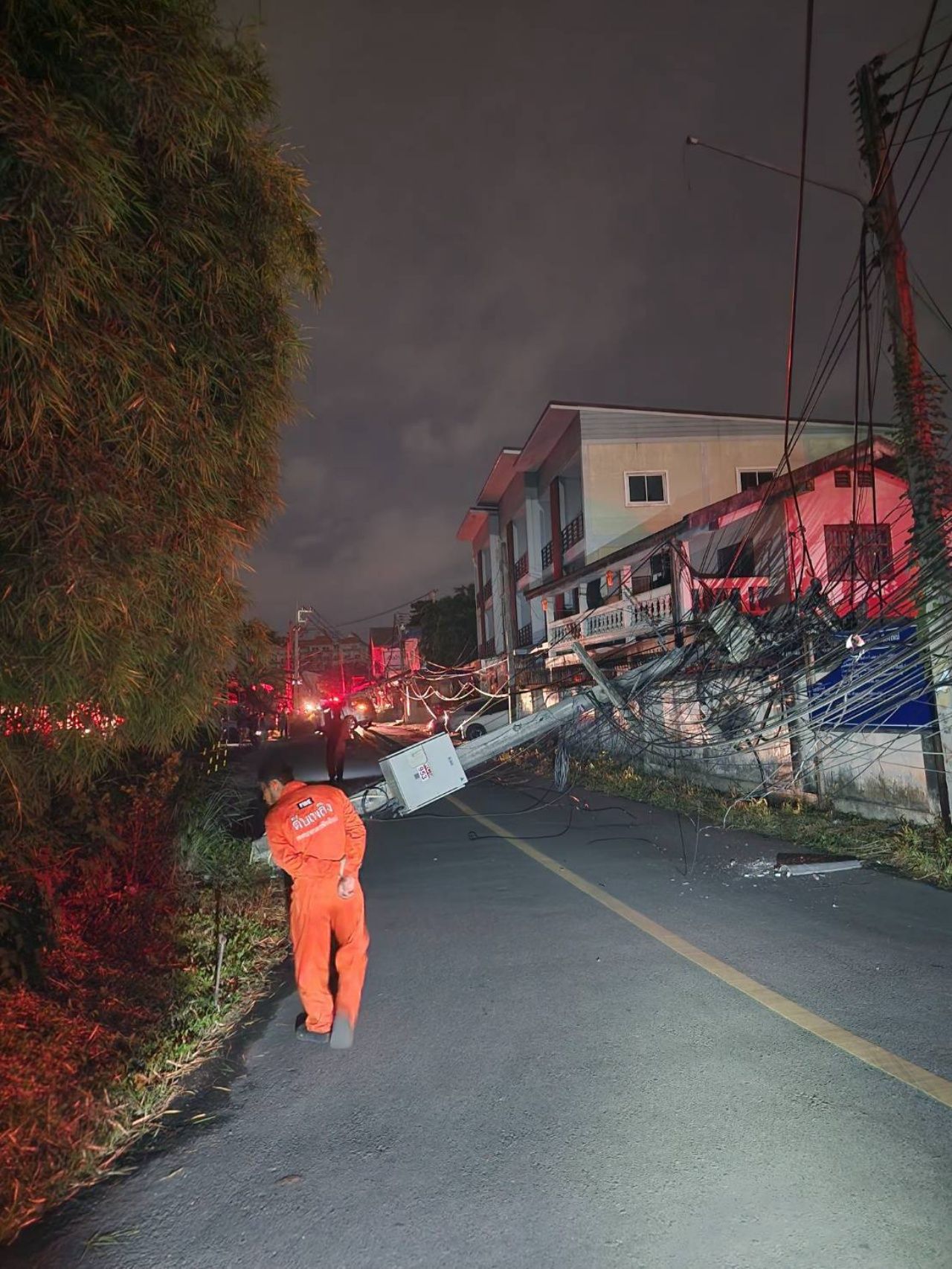 低头捡手机 SUV 撞上电线杆导致倒塌三根，压坏车辆