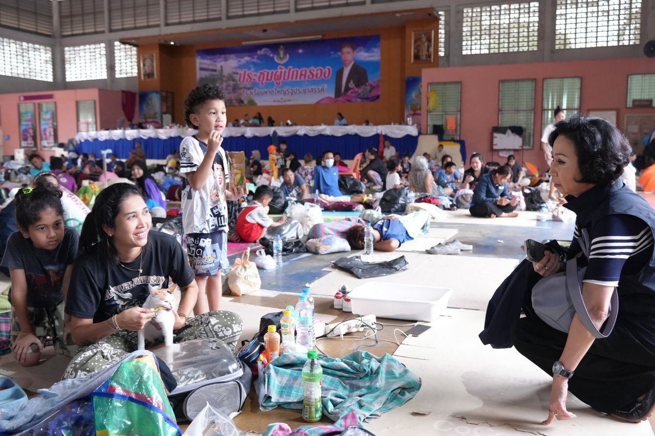 为泰党捐赠物资援助合艾水灾,称赞英拉时期调动直升机系统化管理