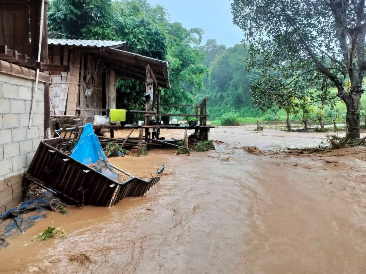 清晨暴雨侵袭湄宏顺，山洪爆发多地被淹，关闭通往帕东佛寺的道路
