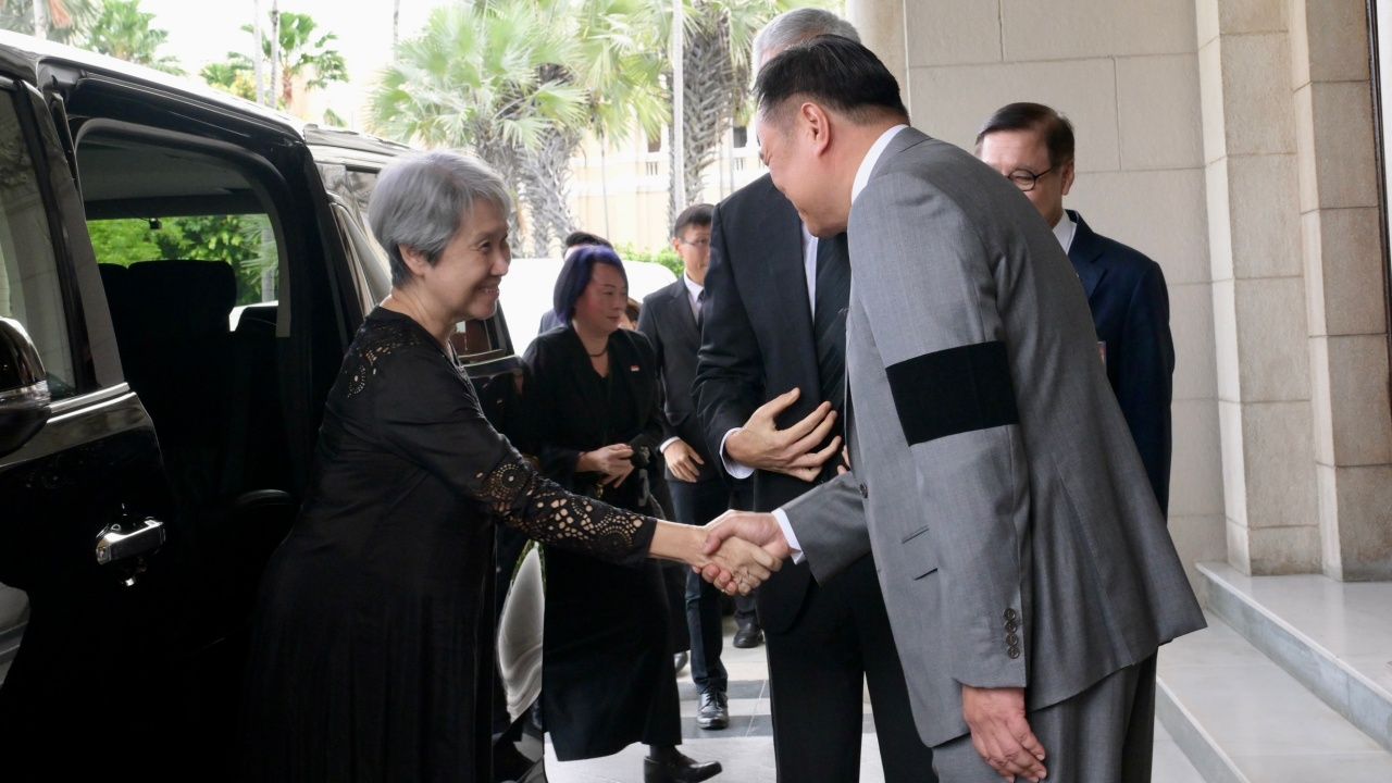 “阿努廷”欢迎新加坡前总理访泰并朝拜万年太后遗体