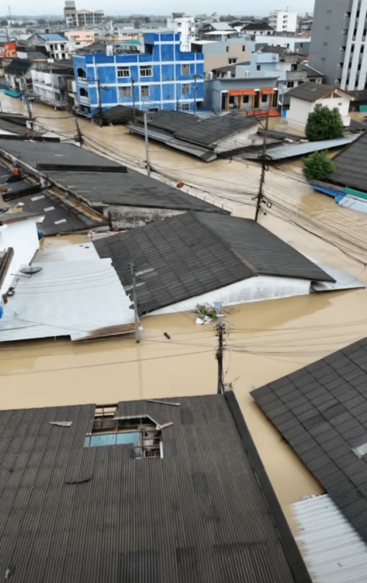 俯瞰图片“合艾洪水”宋卡府傍晚水位仍高