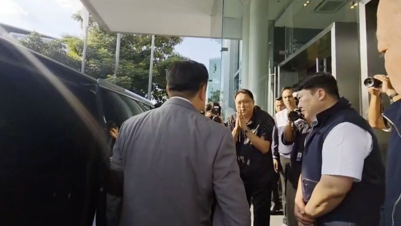 “总理阿努霆” 劝告部长在解散议会后勿缺席会议,“素察-塔纳功” 表示接受