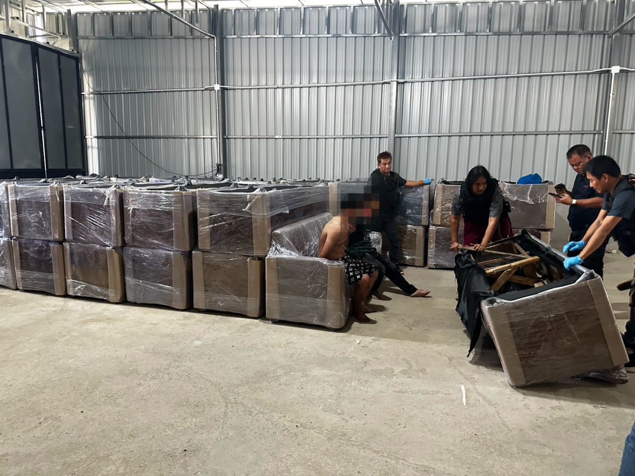 清莱仓库被查出，沙发中藏有超过 1000 万颗氯胺酮，准备运往内地