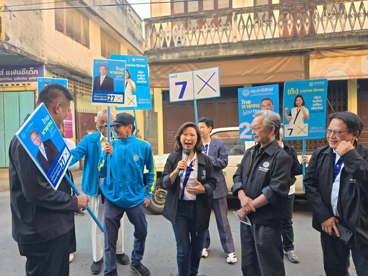 “川·立派”率领民主党进军清迈，助“塔·纳拉功”拉票，高举“廉洁政治”旗帜