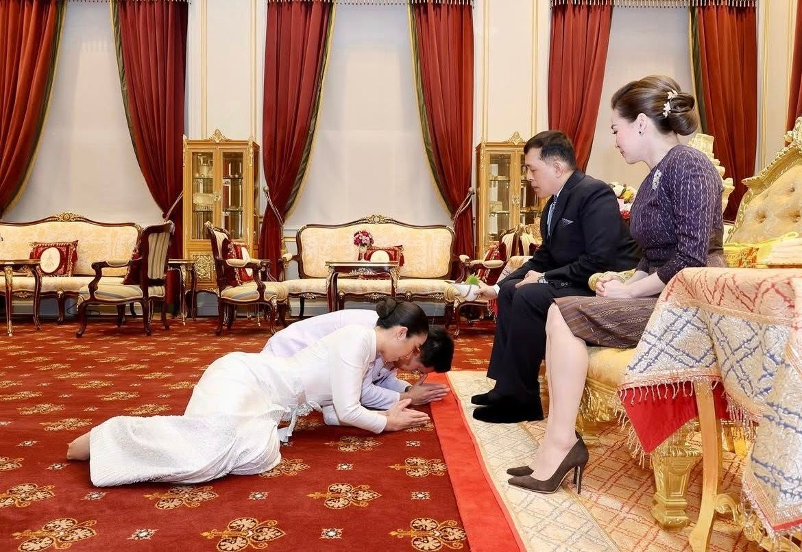 国王与王后主持前总理女儿的赐婚仪式
