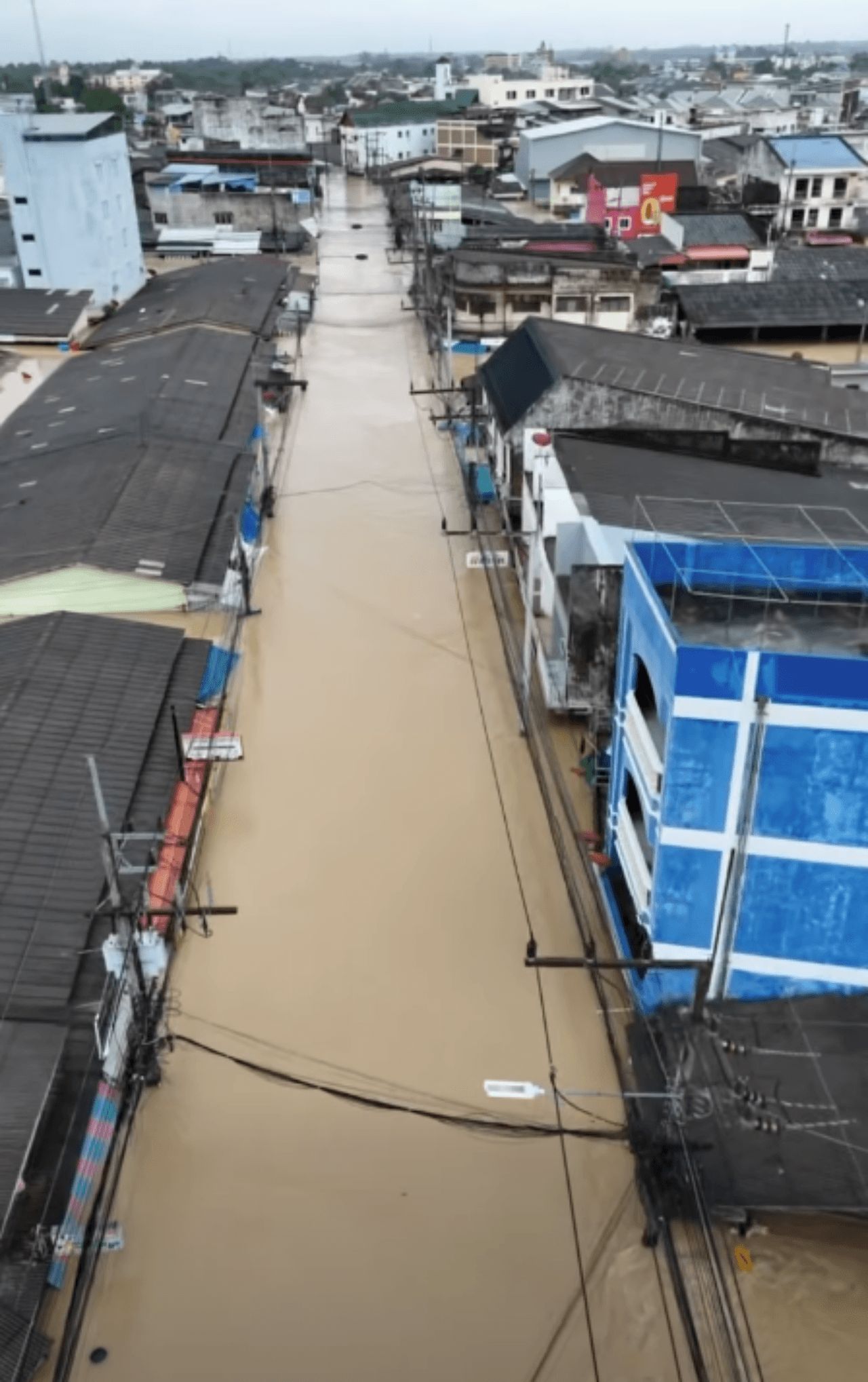 俯瞰图片“合艾洪水”宋卡府傍晚水位仍高