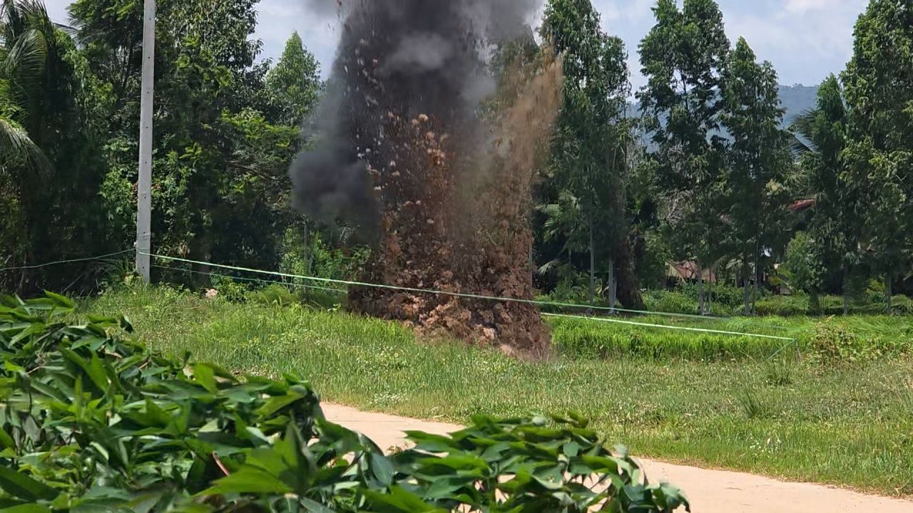 拆弹小组在乌汶府清理 BM-21 未爆弹，加紧引爆销毁