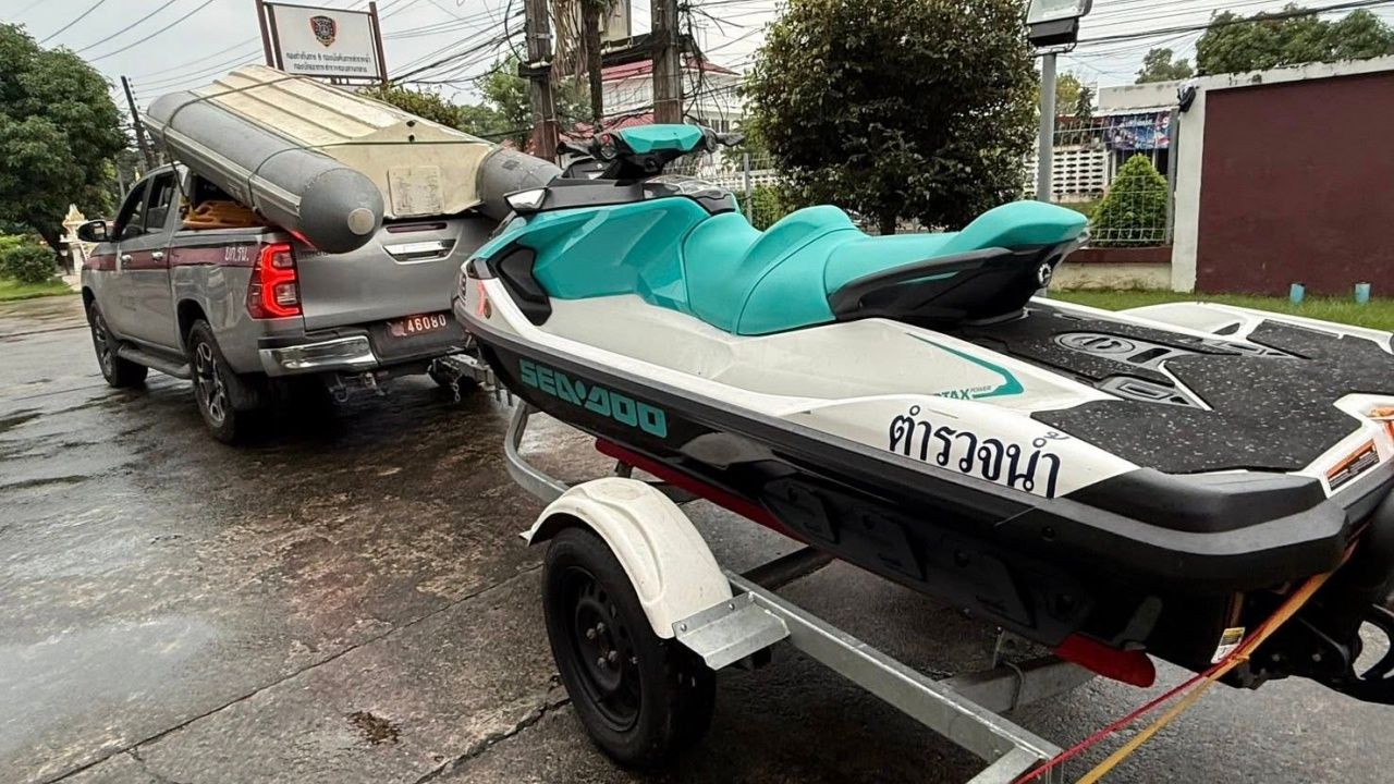 动员“普吉水警”与橡皮船、摩托艇队支援合艾洪灾救援