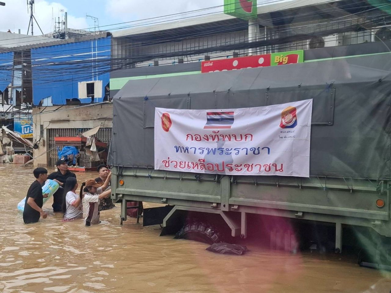 最新图片揭示合艾8区水位下降 居民自行涉水求助