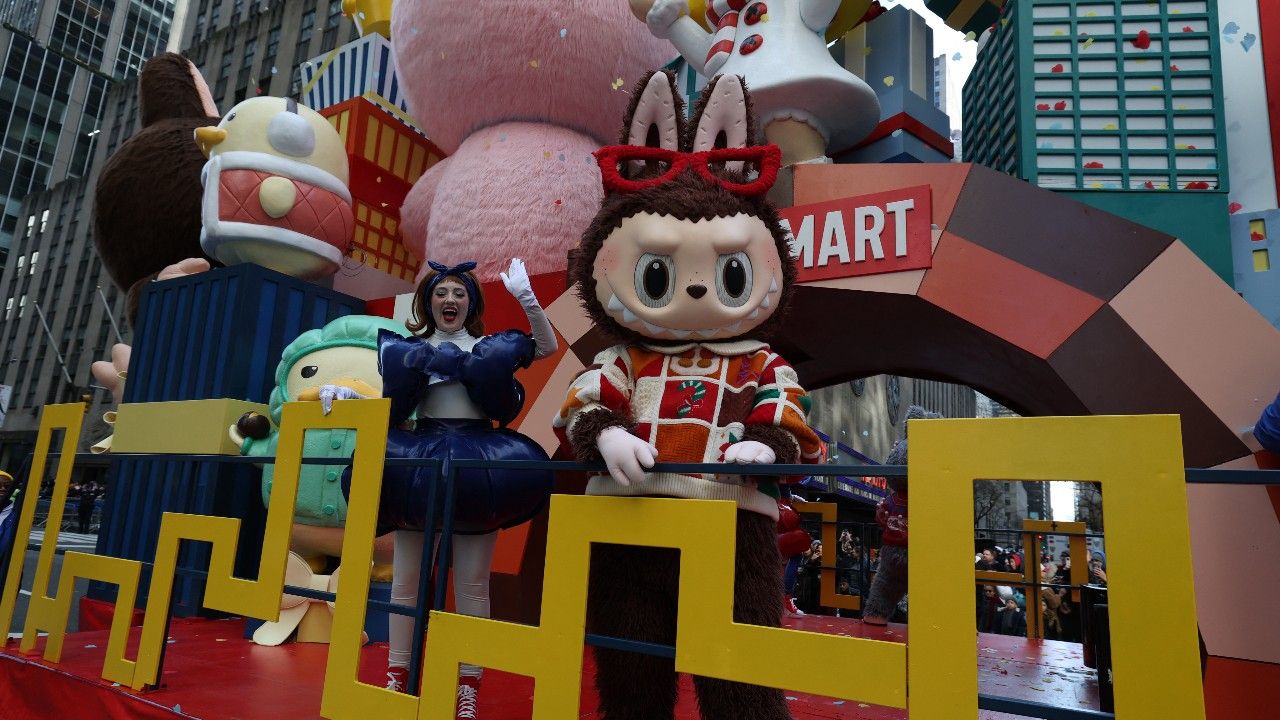 纽约市民和游客数千人观看第99届感恩节游行的巨大气球