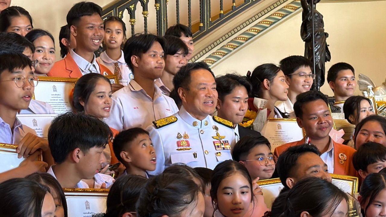 受欢迎的“叔叔阿努汀”开放泰国政府大楼,孩子们争相合影,鼓励他们努力学习