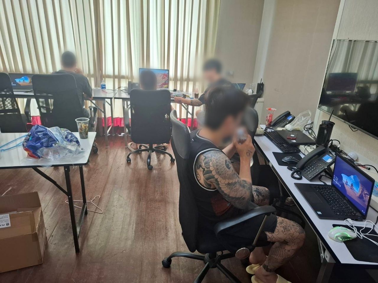 警方包围豪宅营救被绑架者 却发现韩国团伙设立放贷基地