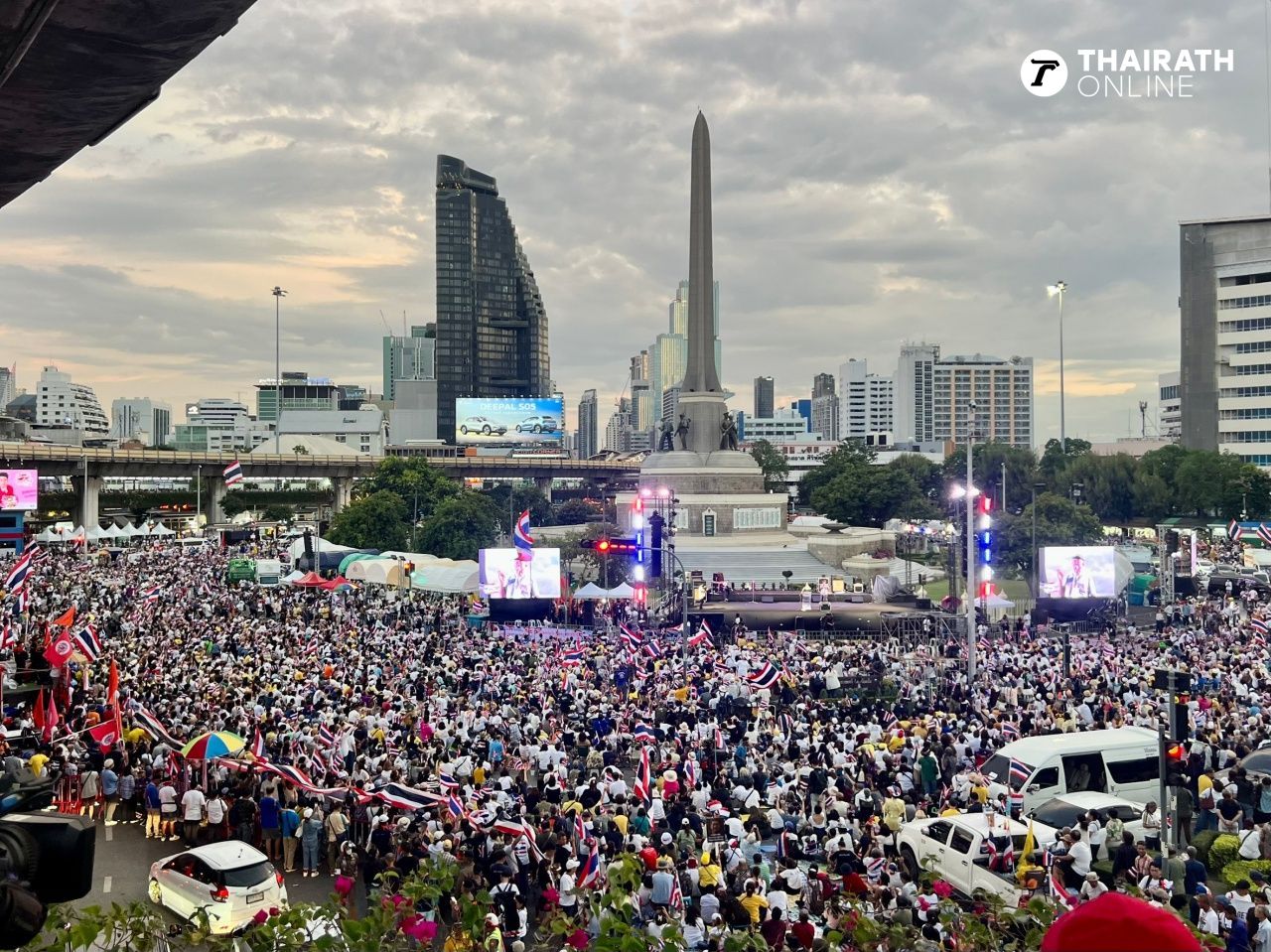 8月2日在胜利纪念碑的集会：傍晚热闹，越来越多人加入