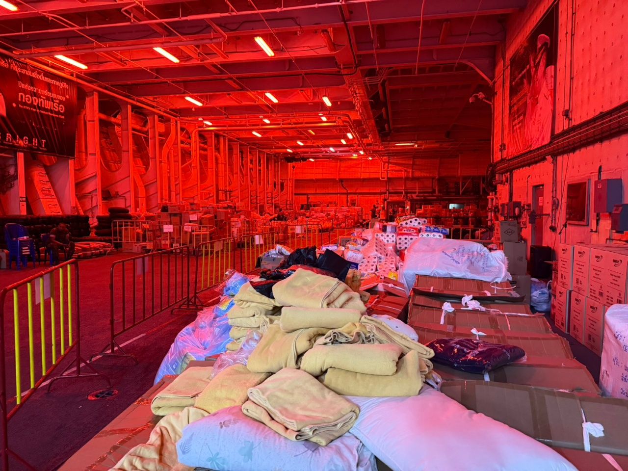 皇家柴克里纳鲁贝号停泊在三昧拉海滩,紧急支援合艾水灾