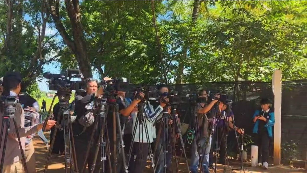 集装箱车队抵达班农寨，准备应对紧急事件