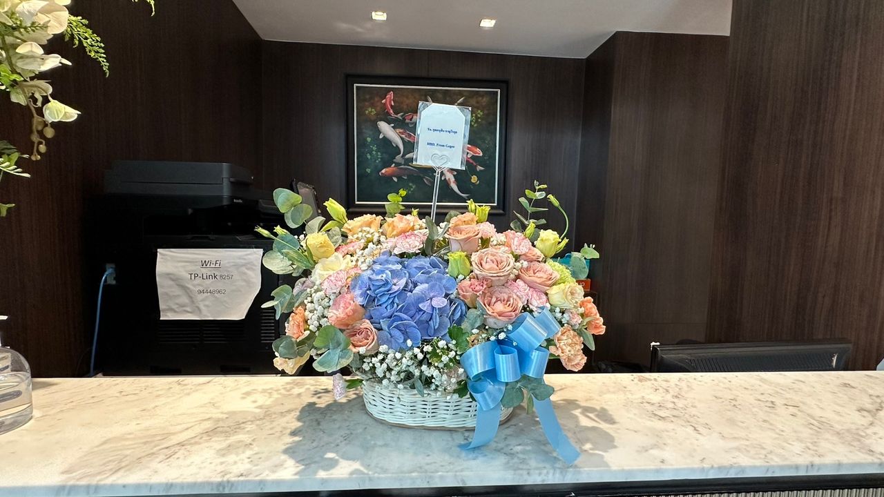 “总理巴育-教授诺英”送花篮祝贺副总理阿努钦生日